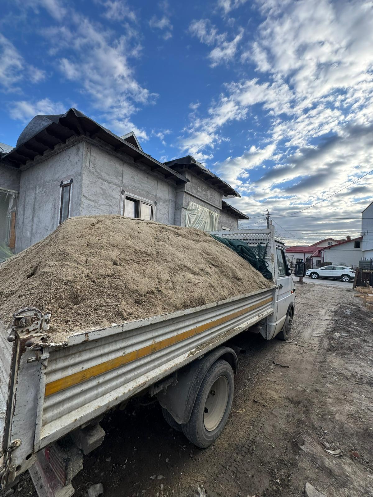 Camion basculant încărcat cu nisip livrat la șantier în Focșani